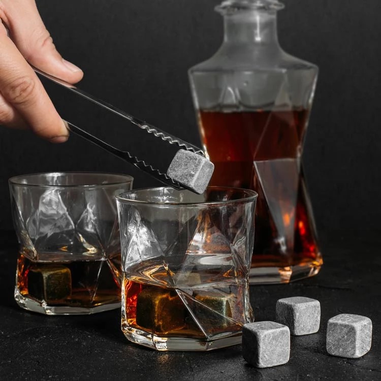 Ледяные камни и стаканы под виски